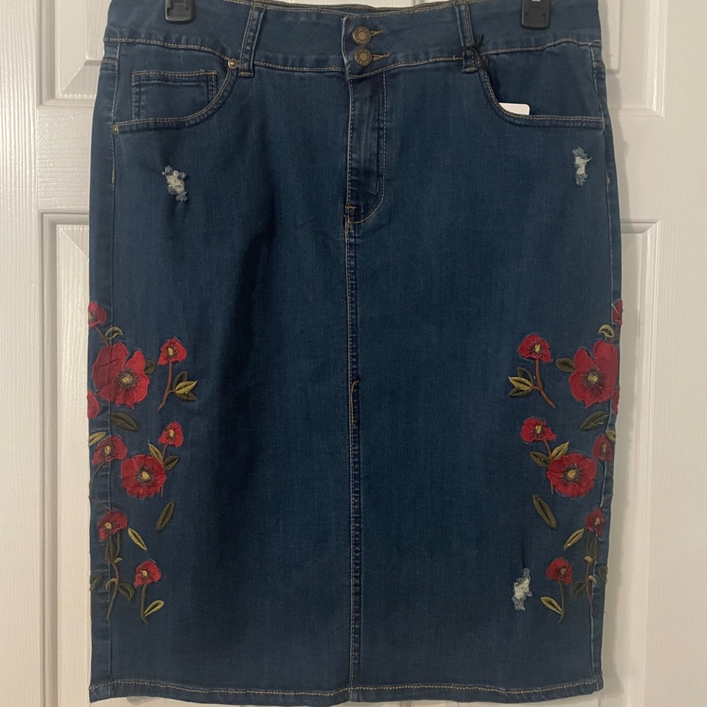 🏷️ Sandpiper Women's Denim Straight Skirt with Floral Embroidery Size 16